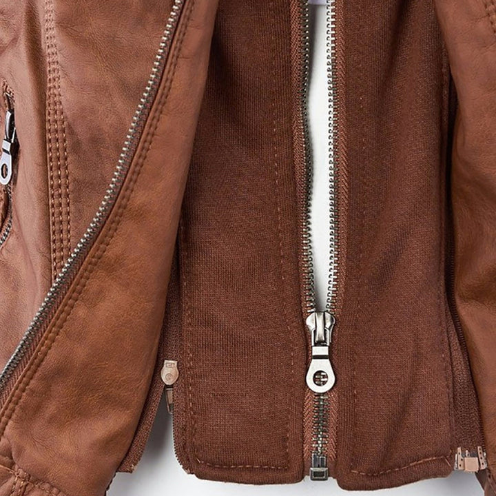 Giacca moderna in pelle con cappuccio